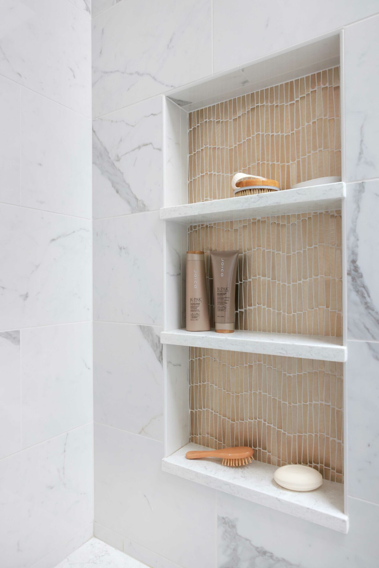 Shower niche with contrasting tile